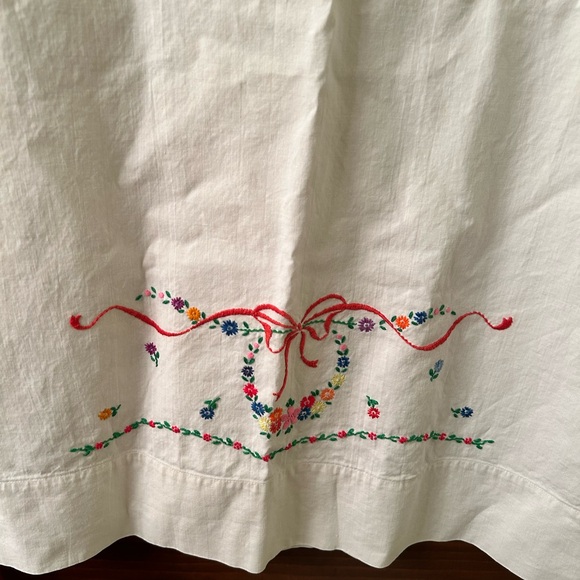 VTG Embroidered Wreath and floral pillowcase. Queen size - Picture 4 of 6